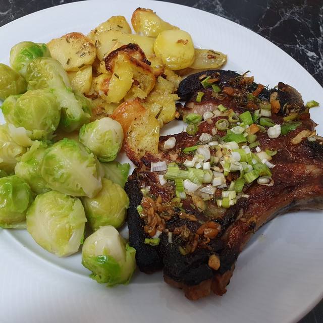 Koteletts mit Backkartoffeln 02 Q